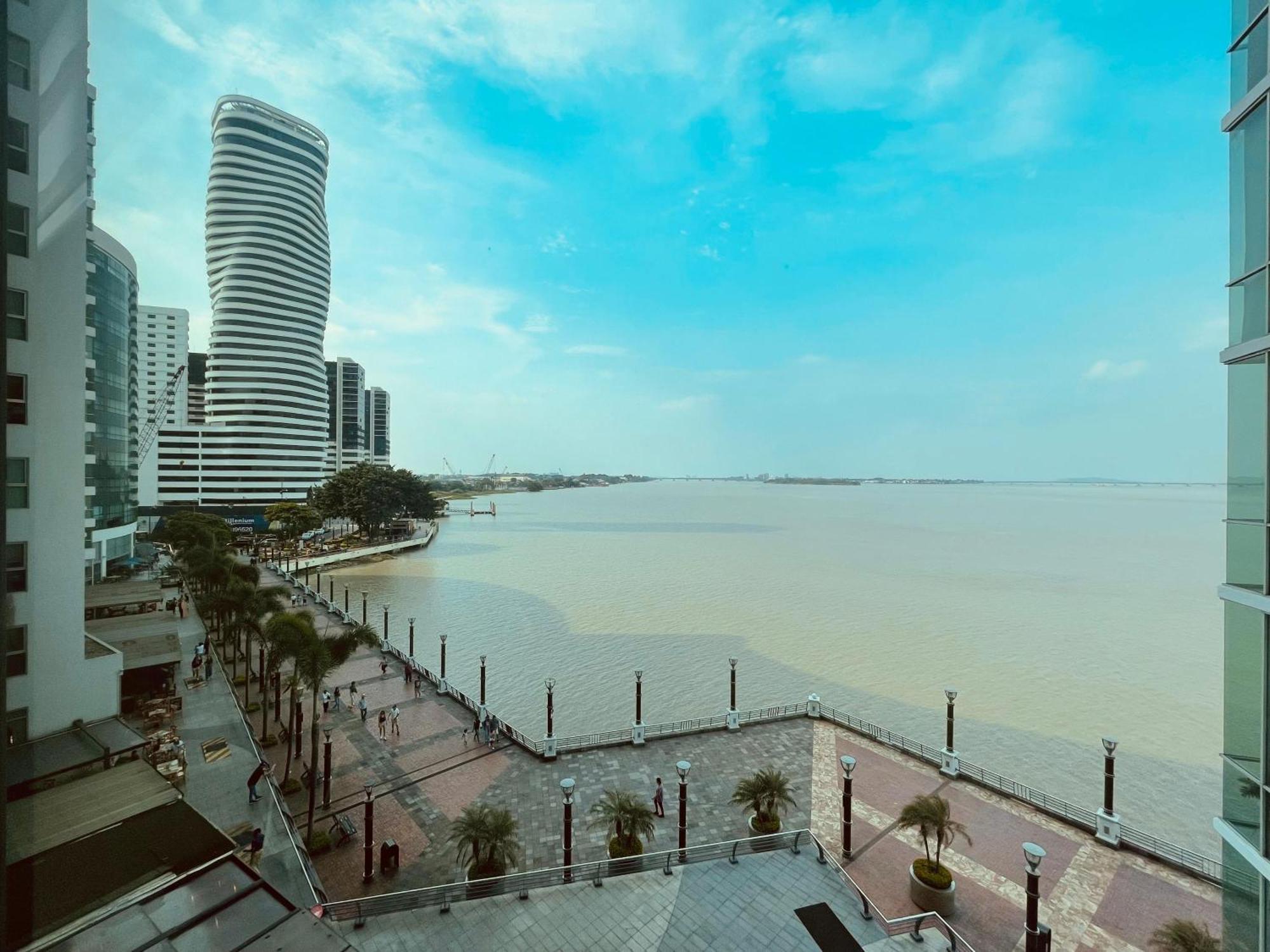 Suite Frente Al Rio En Puerto Santa Ana Riverfront Гуаякіль Екстер'єр фото