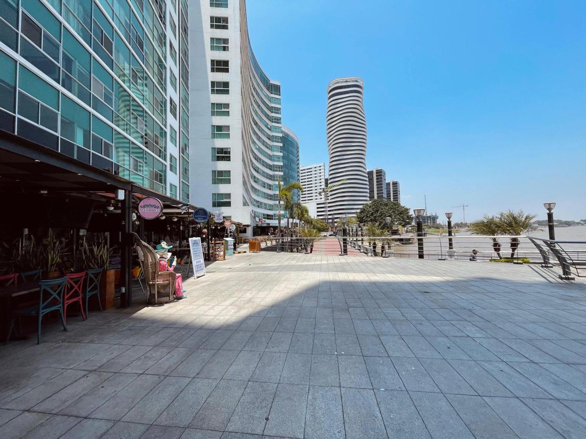 Suite Frente Al Rio En Puerto Santa Ana Riverfront Гуаякіль Екстер'єр фото
