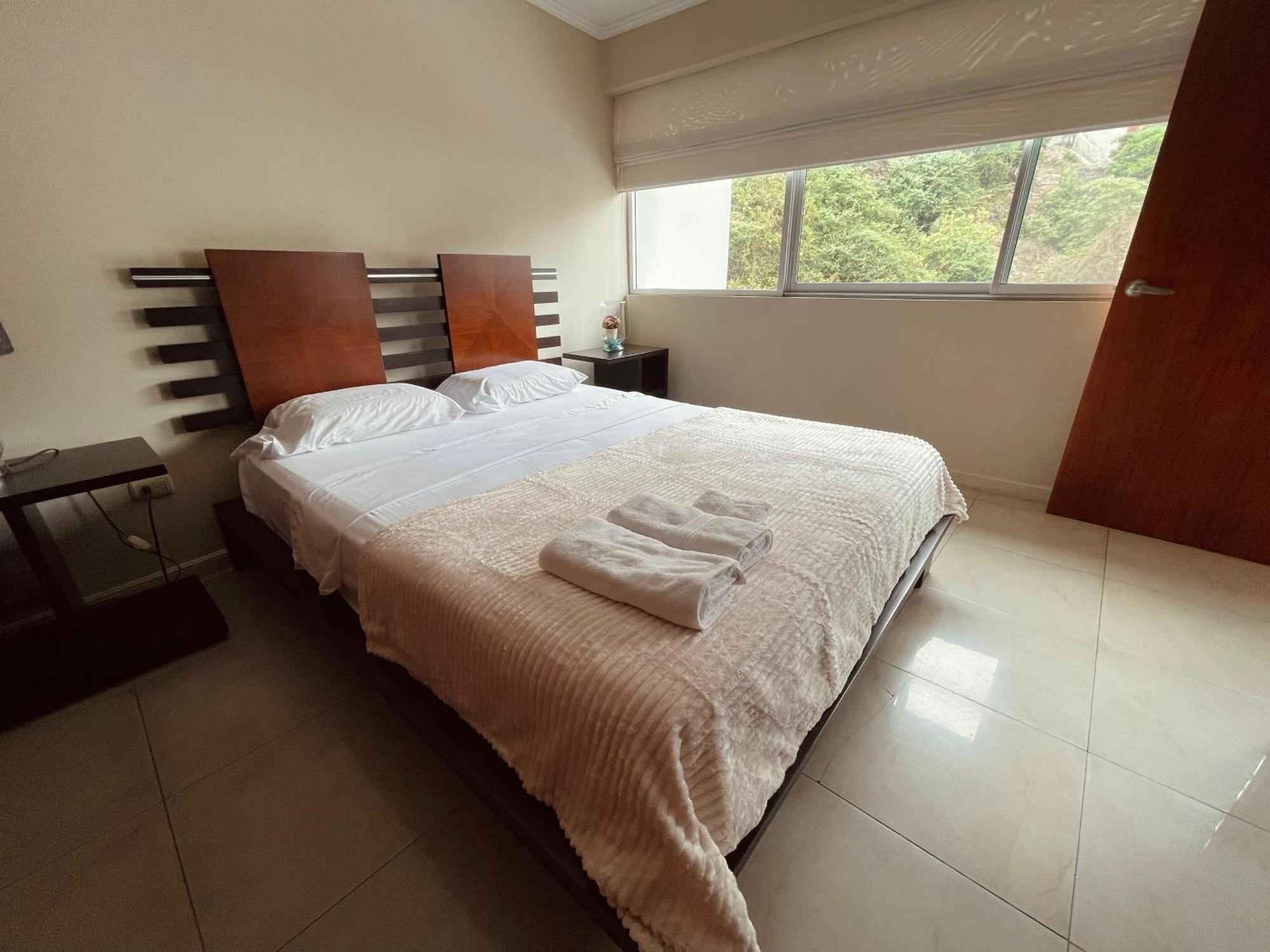 Suite Frente Al Rio En Puerto Santa Ana Riverfront Гуаякіль Екстер'єр фото