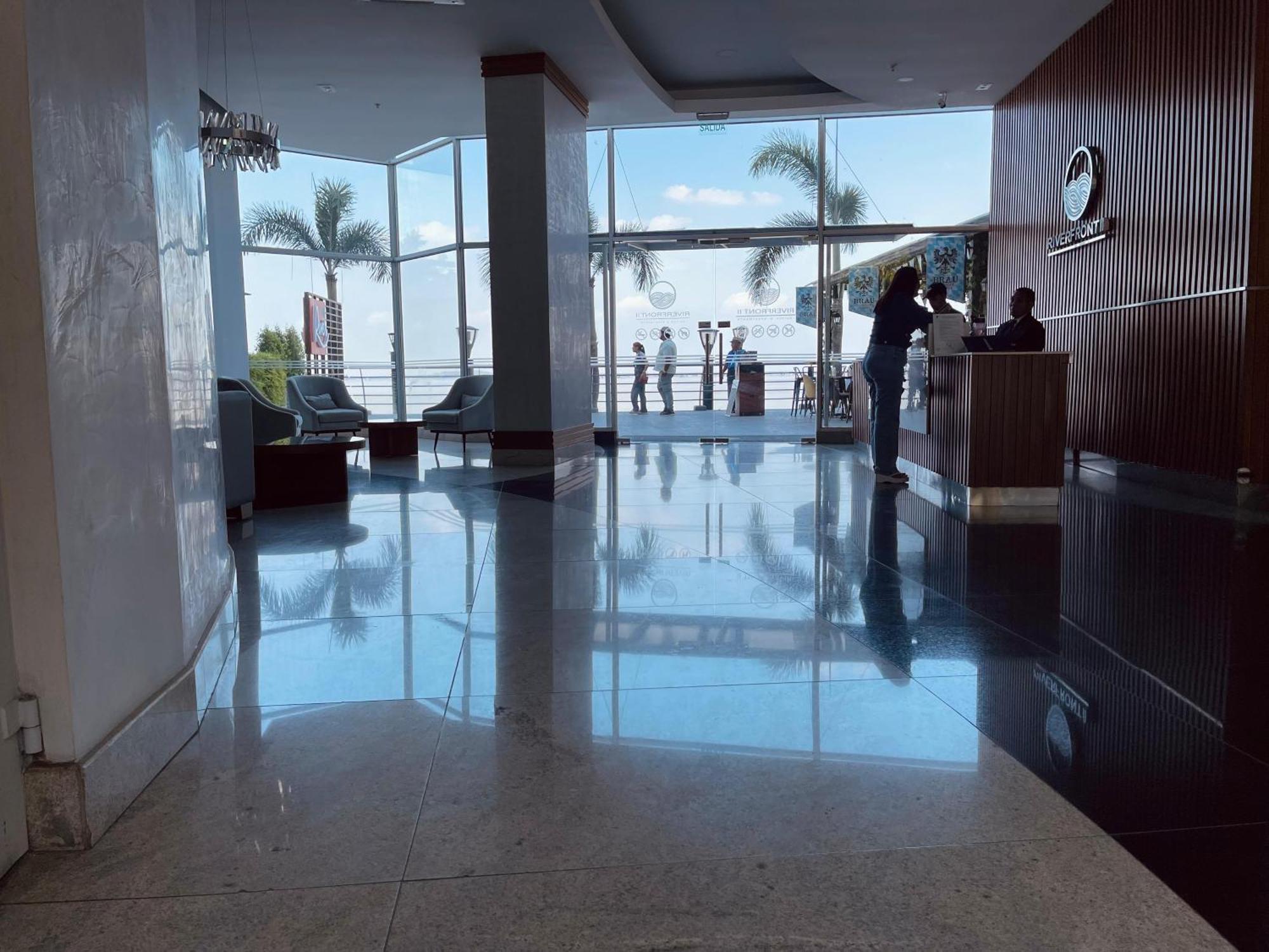 Suite Frente Al Rio En Puerto Santa Ana Riverfront Гуаякіль Екстер'єр фото