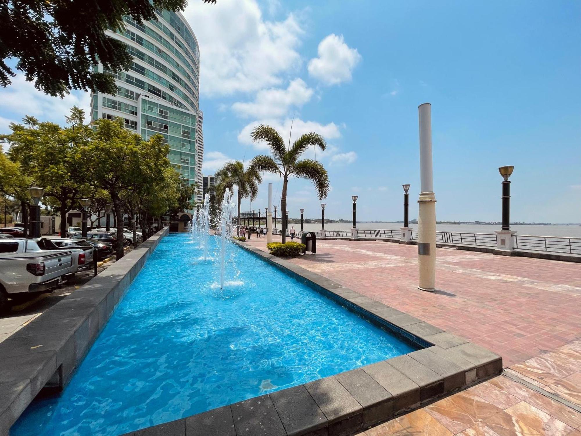 Suite Frente Al Rio En Puerto Santa Ana Riverfront Гуаякіль Екстер'єр фото