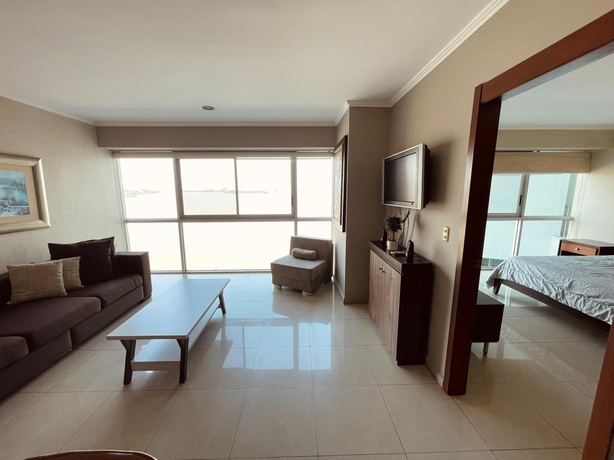 Suite Frente Al Rio En Puerto Santa Ana Riverfront Гуаякіль Екстер'єр фото