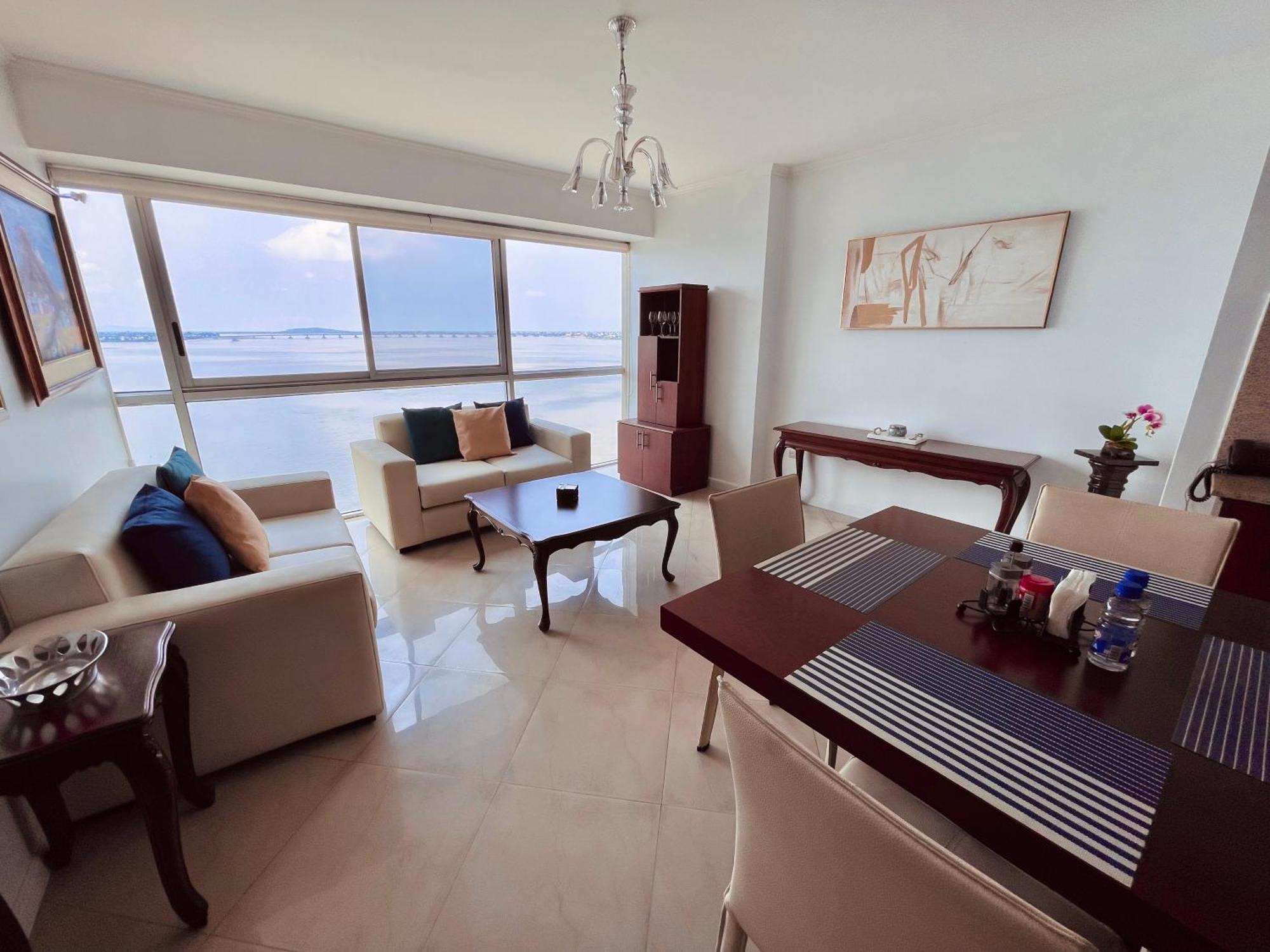 Suite Frente Al Rio En Puerto Santa Ana Riverfront Гуаякіль Екстер'єр фото