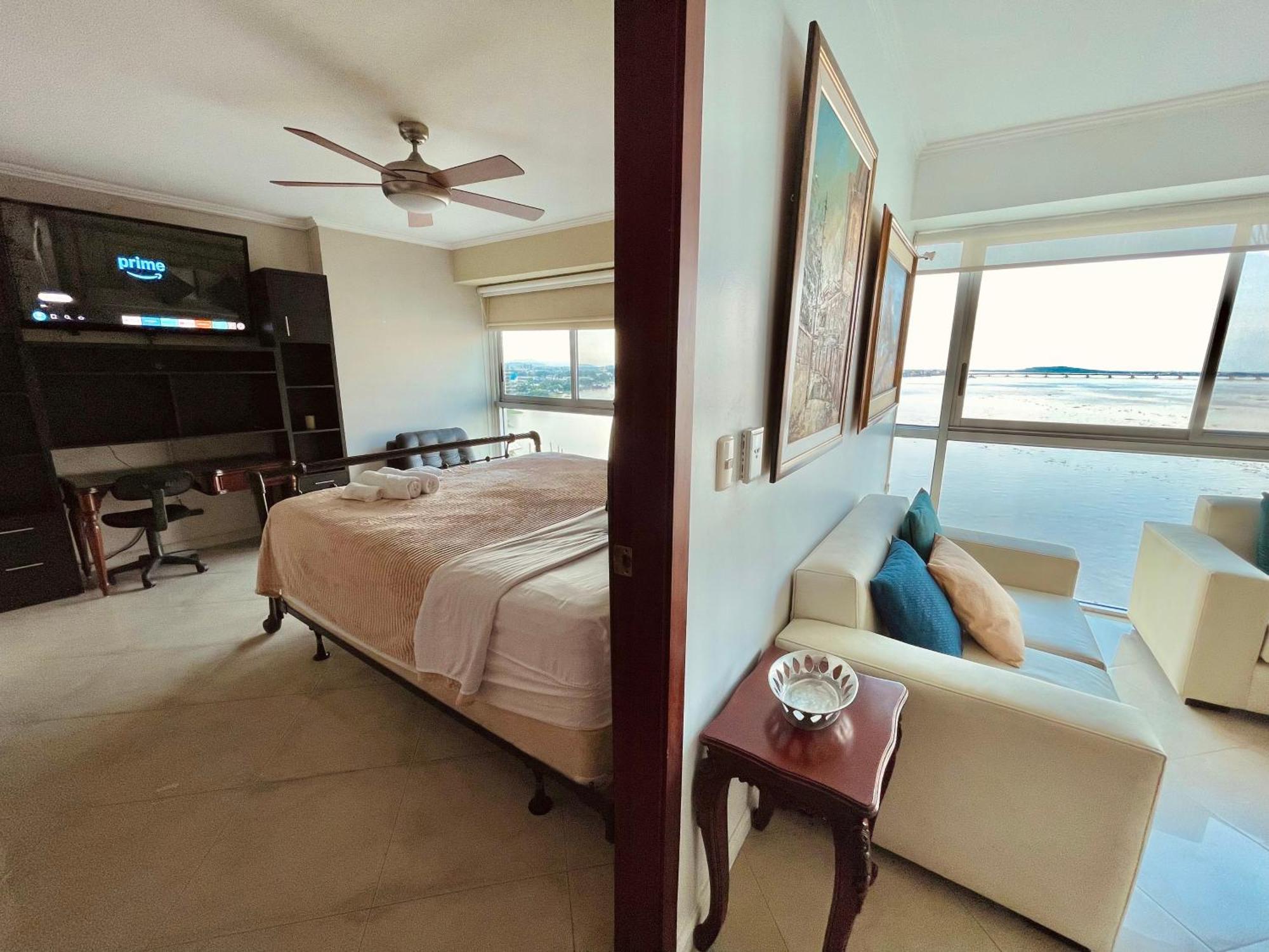 Suite Frente Al Rio En Puerto Santa Ana Riverfront Гуаякіль Екстер'єр фото