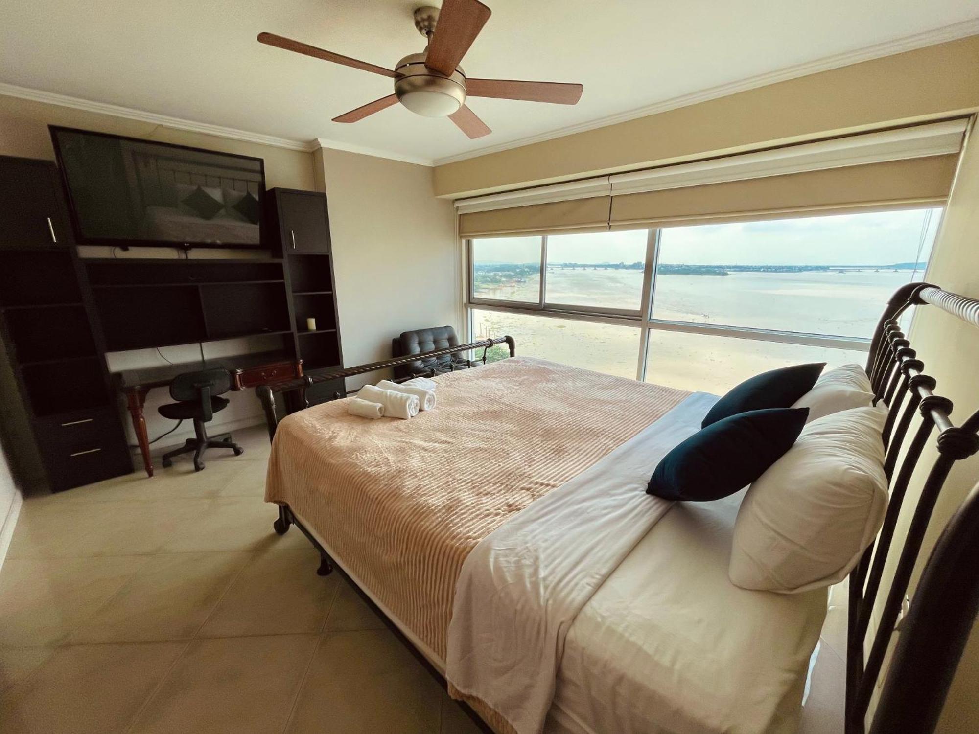 Suite Frente Al Rio En Puerto Santa Ana Riverfront Гуаякіль Екстер'єр фото
